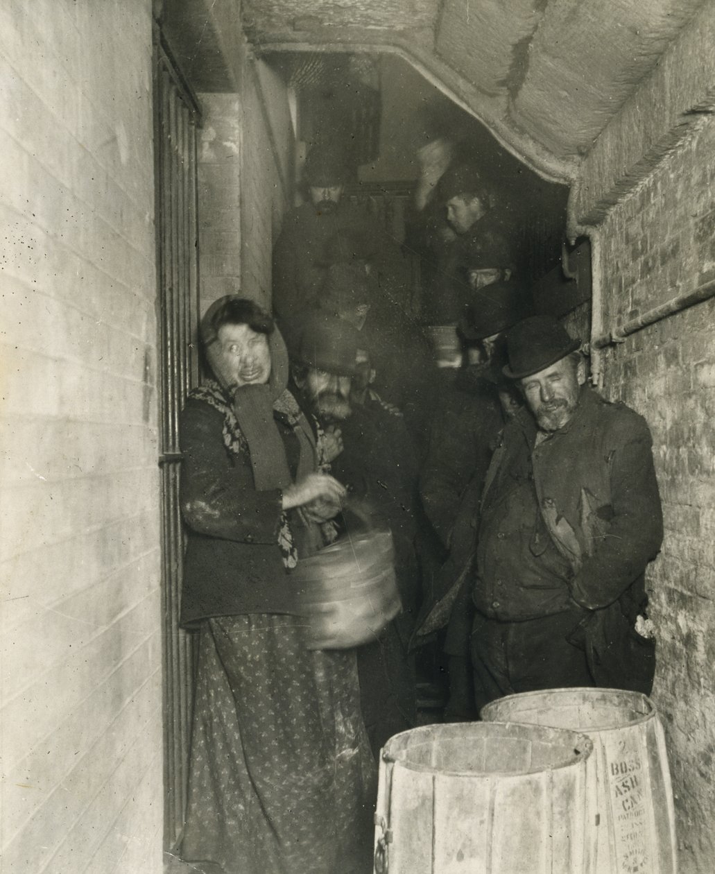 Mulberry Sokağı İstasyonunda İzin Verilmeyi Beklerken by Jacob August Riis