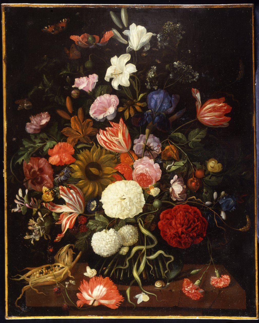 Cam vazoda haşhaş, lale, gül, karanfil, kartopu, zambak, süsen, ayçiçeği ve diğer çiçekler bir çıkıntıda mısır koçanı ile by Jacob Rootius