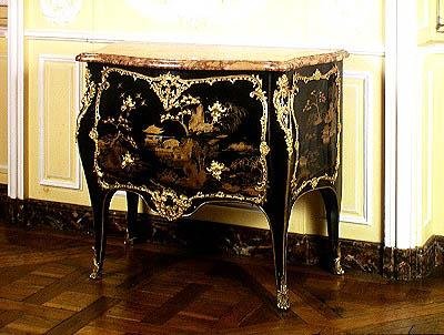 Louis XV tarzı komodin, 1723-74 (vernikli ahşap) by Jacques Dubois