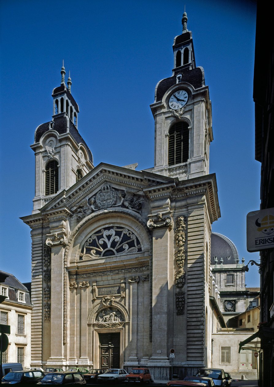 Mimar Jacques Germain Soufflot (1713-1780) tarafından yeniden tasarlanan Hotel Dieu (Hotel-Dieu) (12.-13. yüzyıl) şapelinin görünümü. Lyon, Rhone by Jacques Germain Soufflot