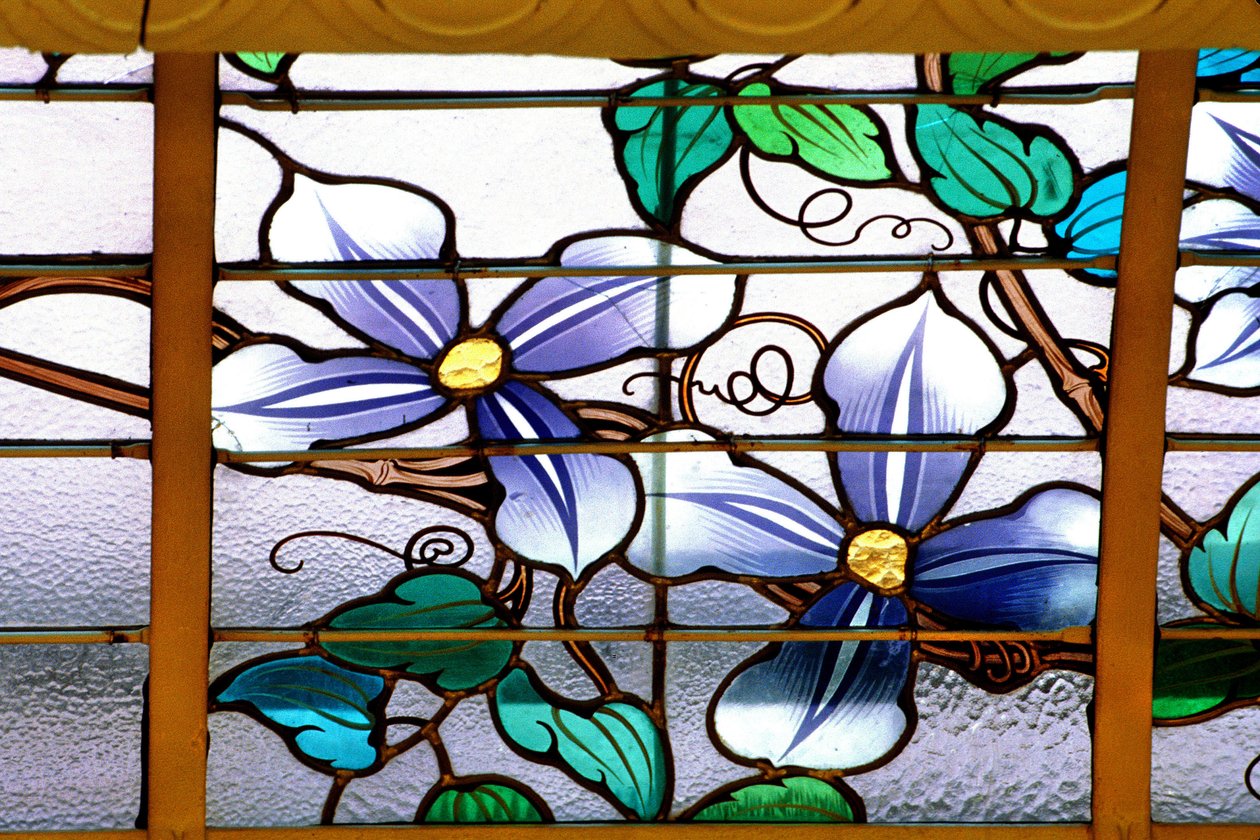 Nancy (bölüm 54), Art Nouveau, “” La verriere aux Clematites”” (1901) - detay, Vitray, Jacques Gruber (1870-1936), Credit Lyonnais, rue St Georges by Jacques Gruber