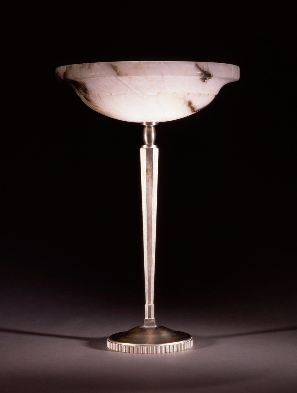 Jacques-Emile Ruhlmann (1879-1933), c.1913 tarafından tasarlanan gümüş rengi bronz masa lambası by James Baker (attr. to) Pyne