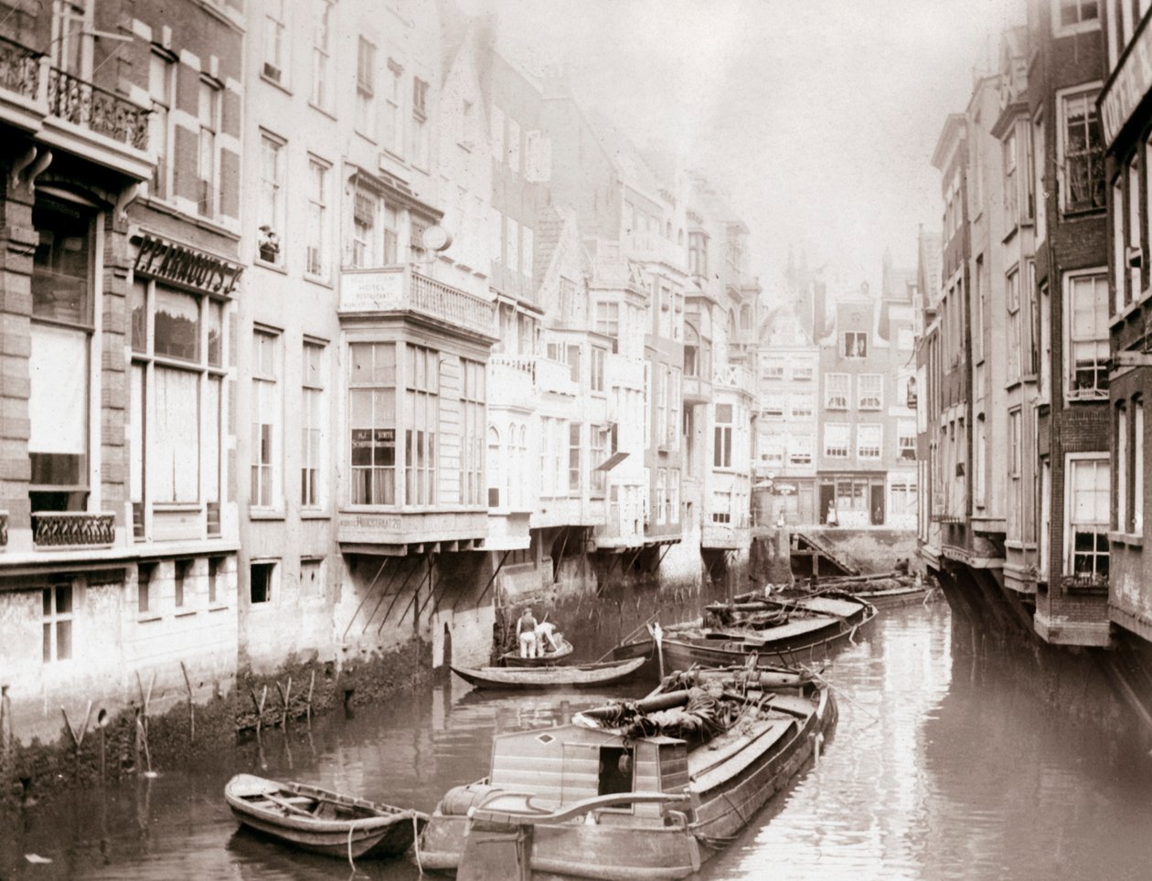 Kanaldaki tekneler, Amsterdam, 1898. by James Batkin
