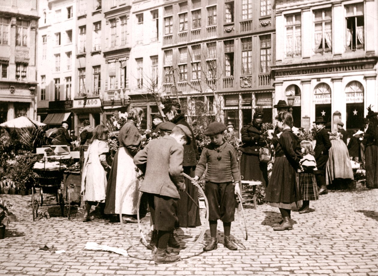 Pazarda çemberli çocuklar, Rotterdam, 1898. by James Batkin