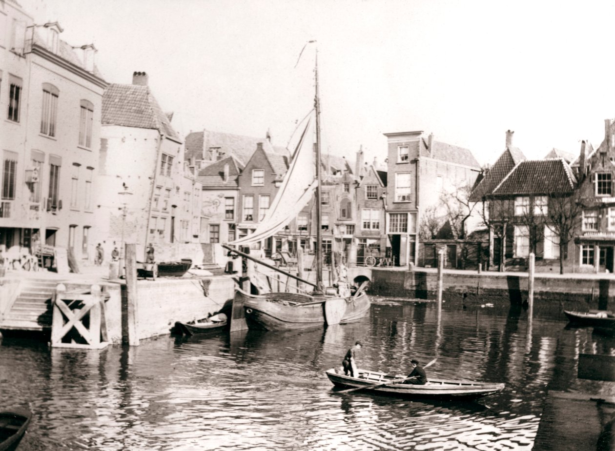 Kanal yard, Dordrecht, Hollanda, 1898. by James Batkin