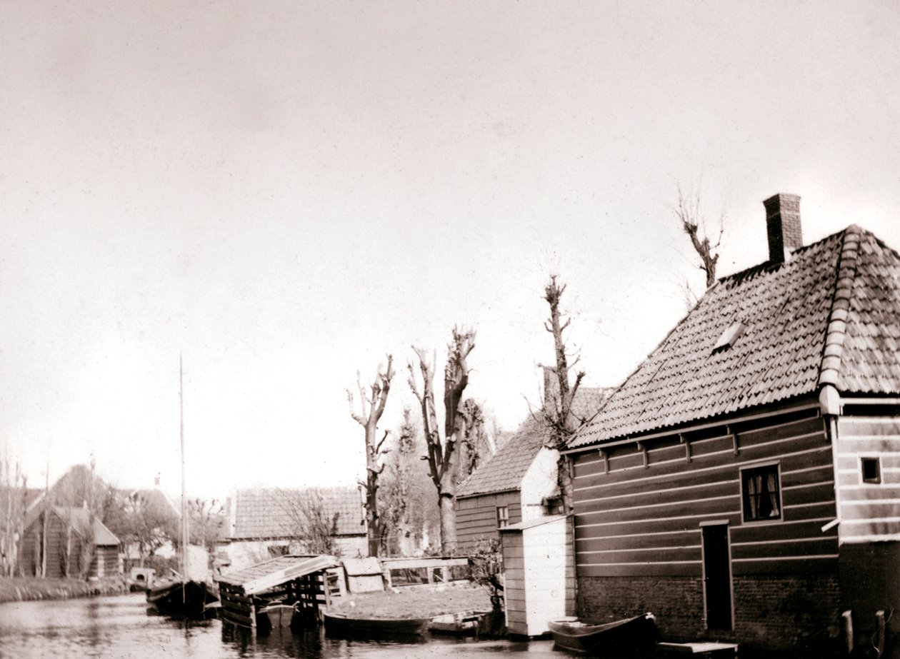 Kanal kenarındaki evler, Broek, Hollanda, 1898 by James Batkin