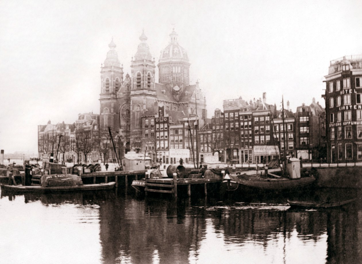 Duvarların içindeki St Nicholas Kilisesi, Amsterdam, 1898. by James Batkin