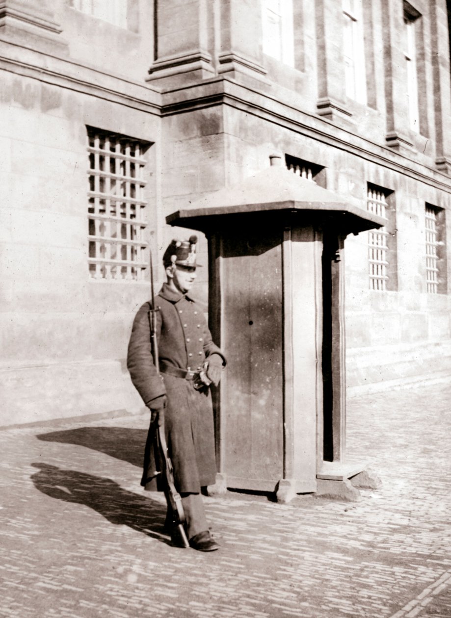 Muhafız, Brüksel, 1898. by James Batkin