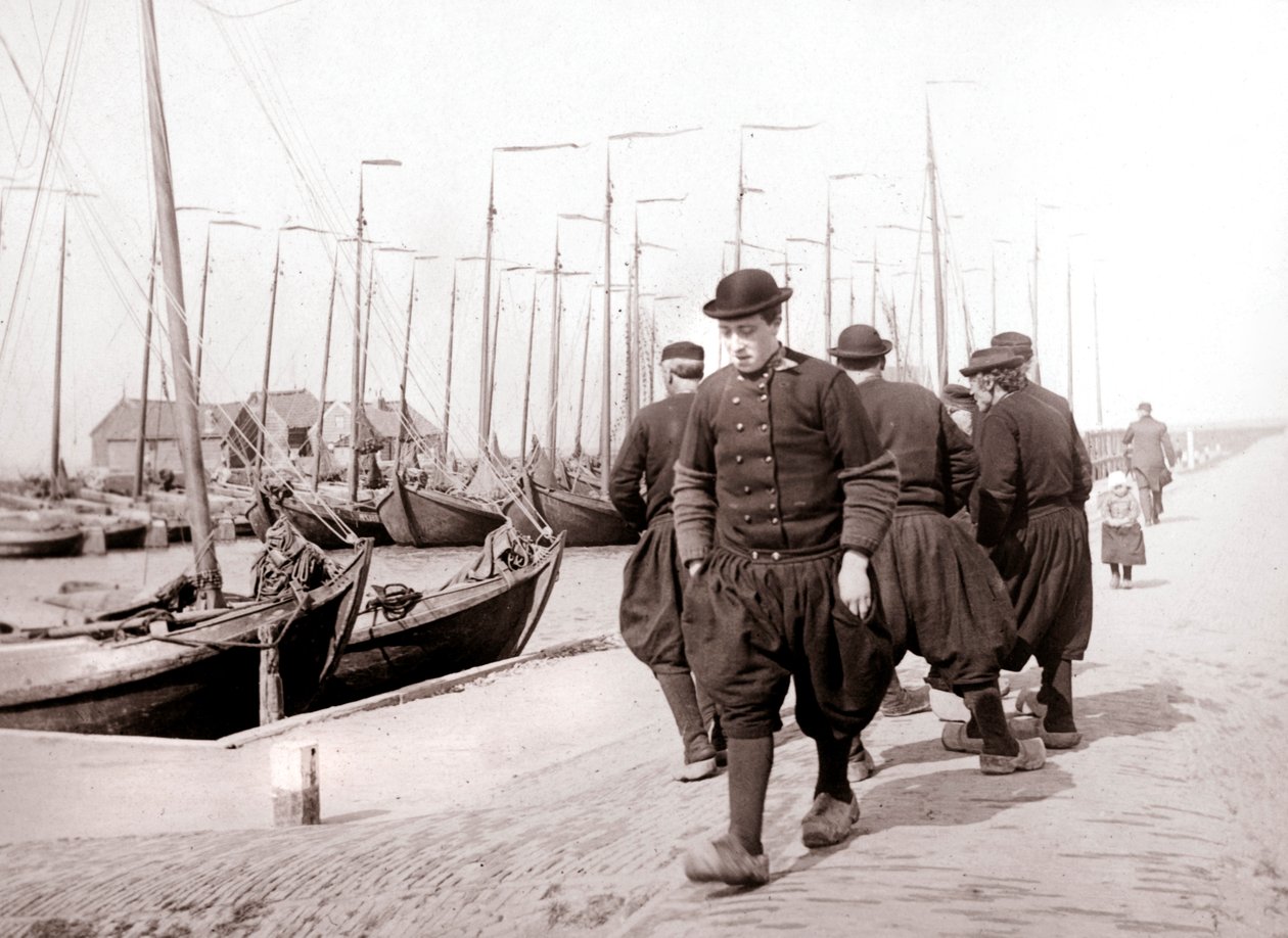 Geleneksel kıyafetli erkekler, Marken Adası, Hollanda, 1898 by James Batkin
