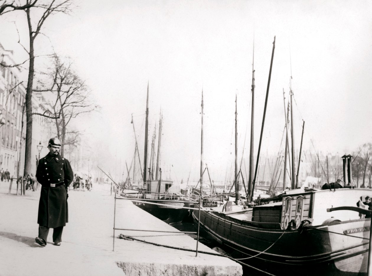 Kanalın yanındaki polis, Rotterdam, 1898. by James Batkin
