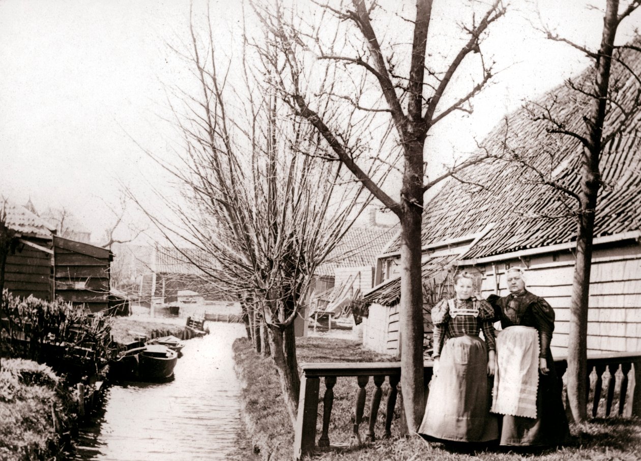 Kanal kıyısında iki kadın, Broek, Hollanda, 1898. by James Batkin