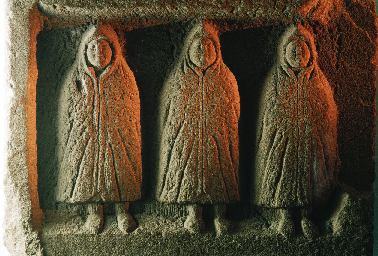 Soğuğa karşı pelerin giymiş yerel tanrıları tasvir eden bir kabartma heykel. Housesteads R... by James L Stanfield