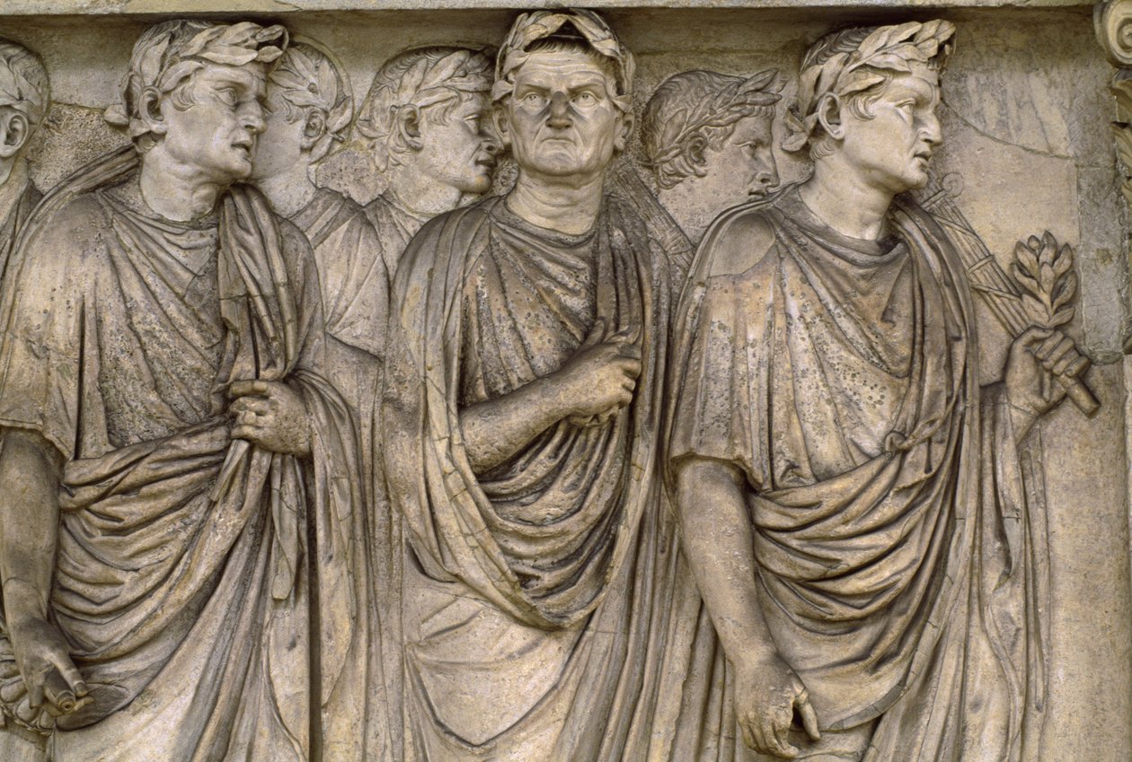 Ara Pacis Augustae, bir grup dul, yargıç ve rahipten oluşan serbest duran bir sunak... by James L Stanfield