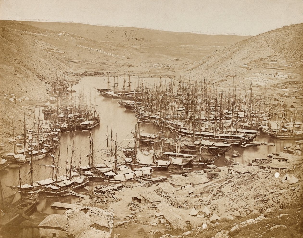 Balaklava Limanı, kuzeye bakıyor, 1856 (sepya fotoğrafı) by James Robertson
