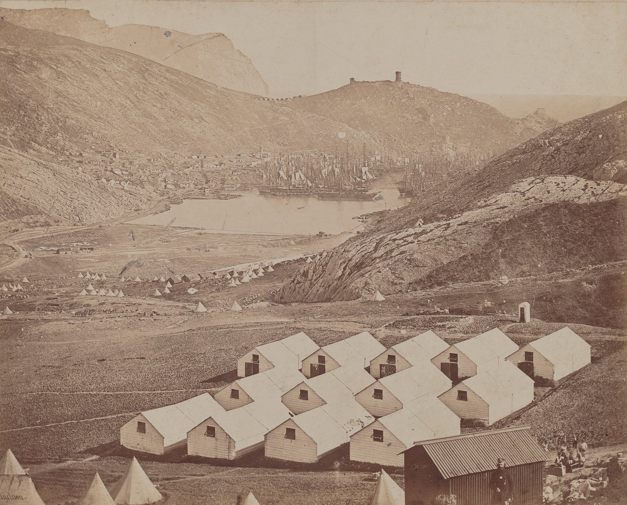 Uzakta Balaclava Limanı ile Kulübe Kampı by James Robertson