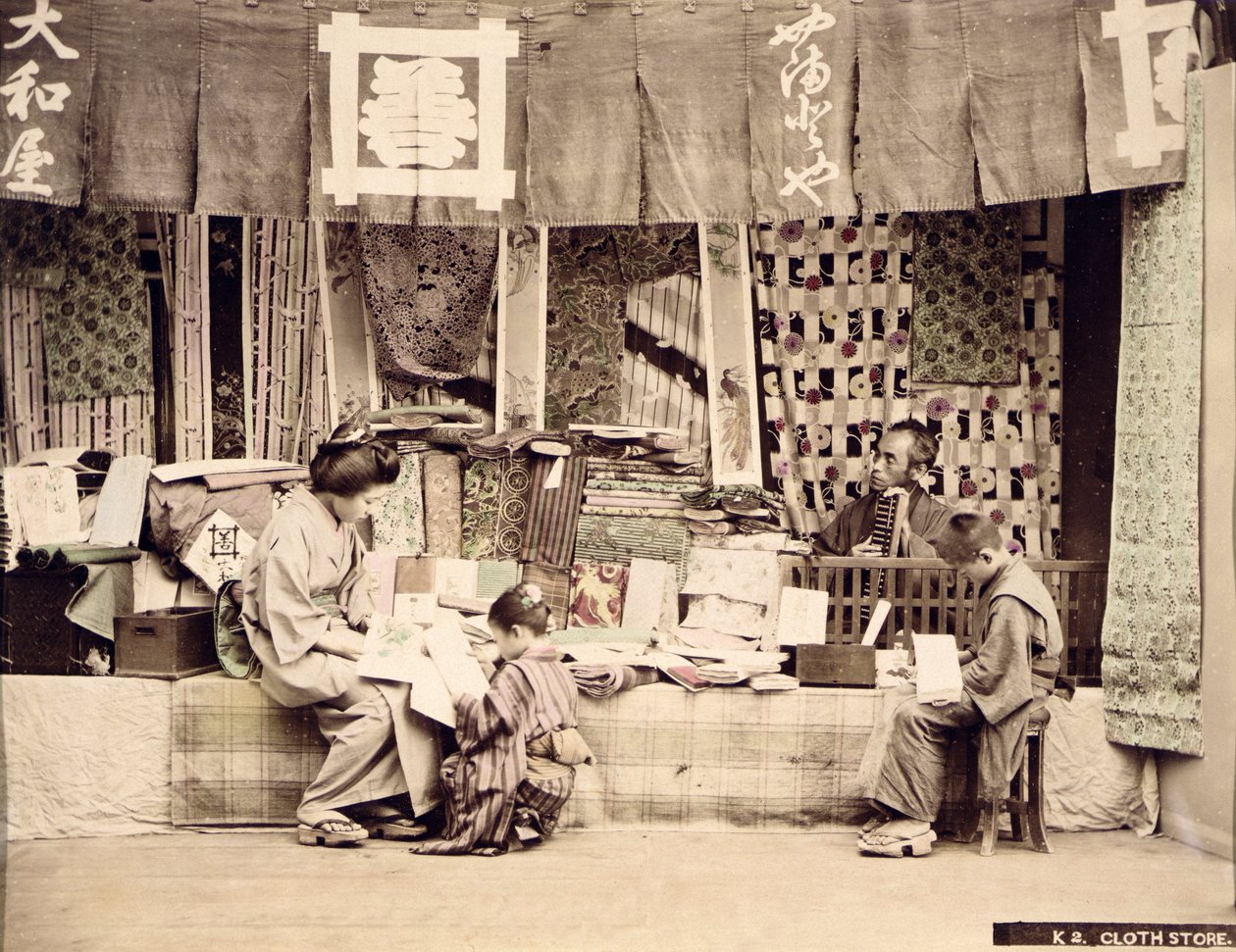 Bir Japon kumaş mağazası, c.1890 (el renkli fotoğraf) by Japanese Photographer