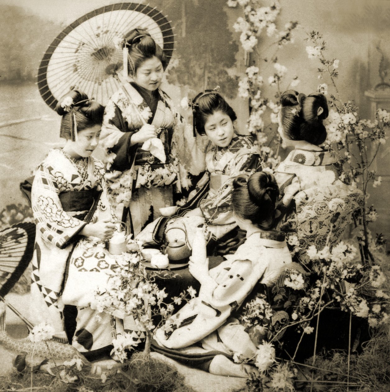 Kiraz Çiçekleri Arasında, c.1900 (albüm fotoğrafı) by Japanese Photographer