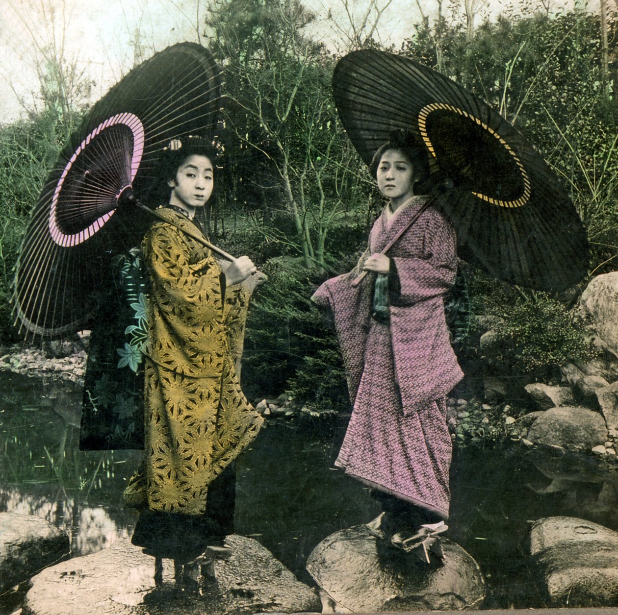 Yağmurlu bir gün için giyinmiş, c.1900 (albüm fotoğrafı) by Japanese Photographer