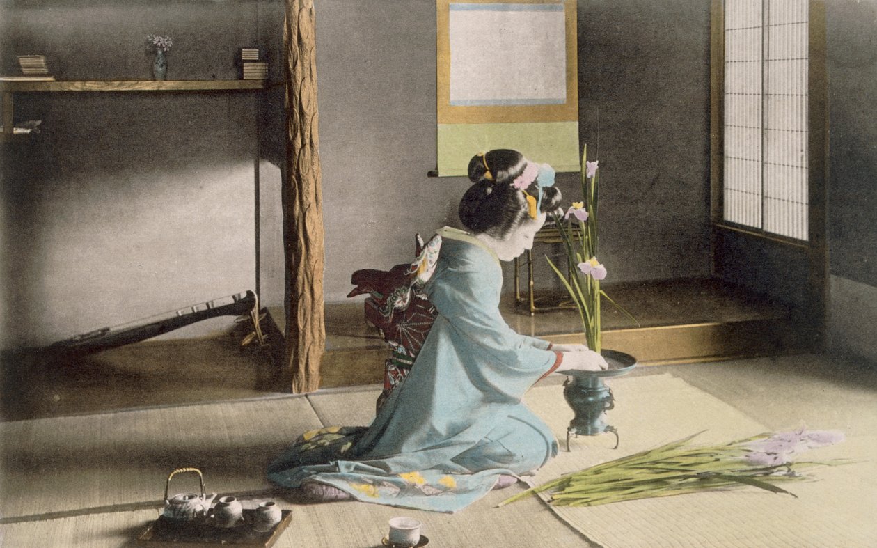Çiçek düzenleyen kız (el renkli fotoğraf) by Japanese Photographer