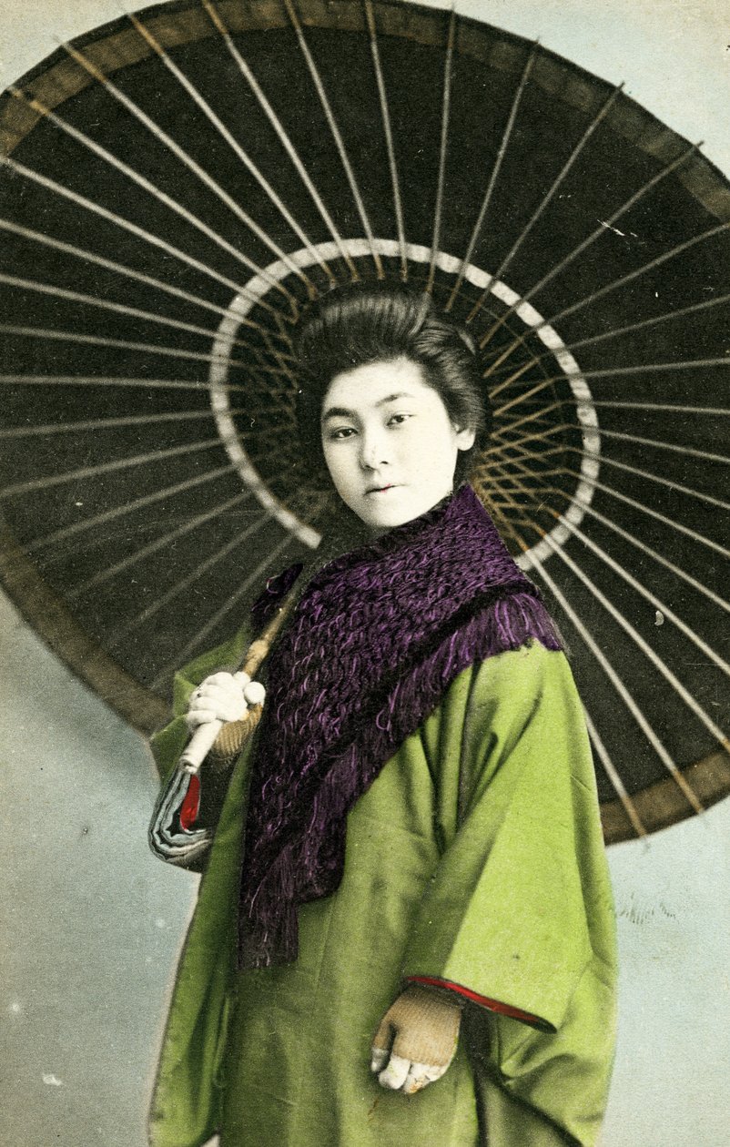 Güneş şemsiyeli Japon kadın, c.1910 (albüm fotoğrafı) by Japanese Photographer