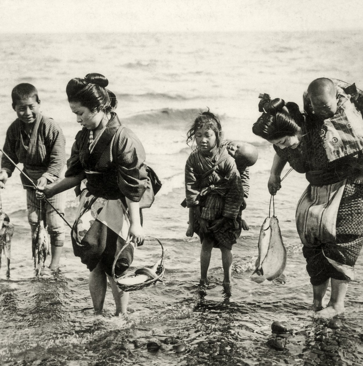 Anneler ve Çocuklar balıkçılık, c.1900 (albüm fotoğrafı) by Japanese Photographer