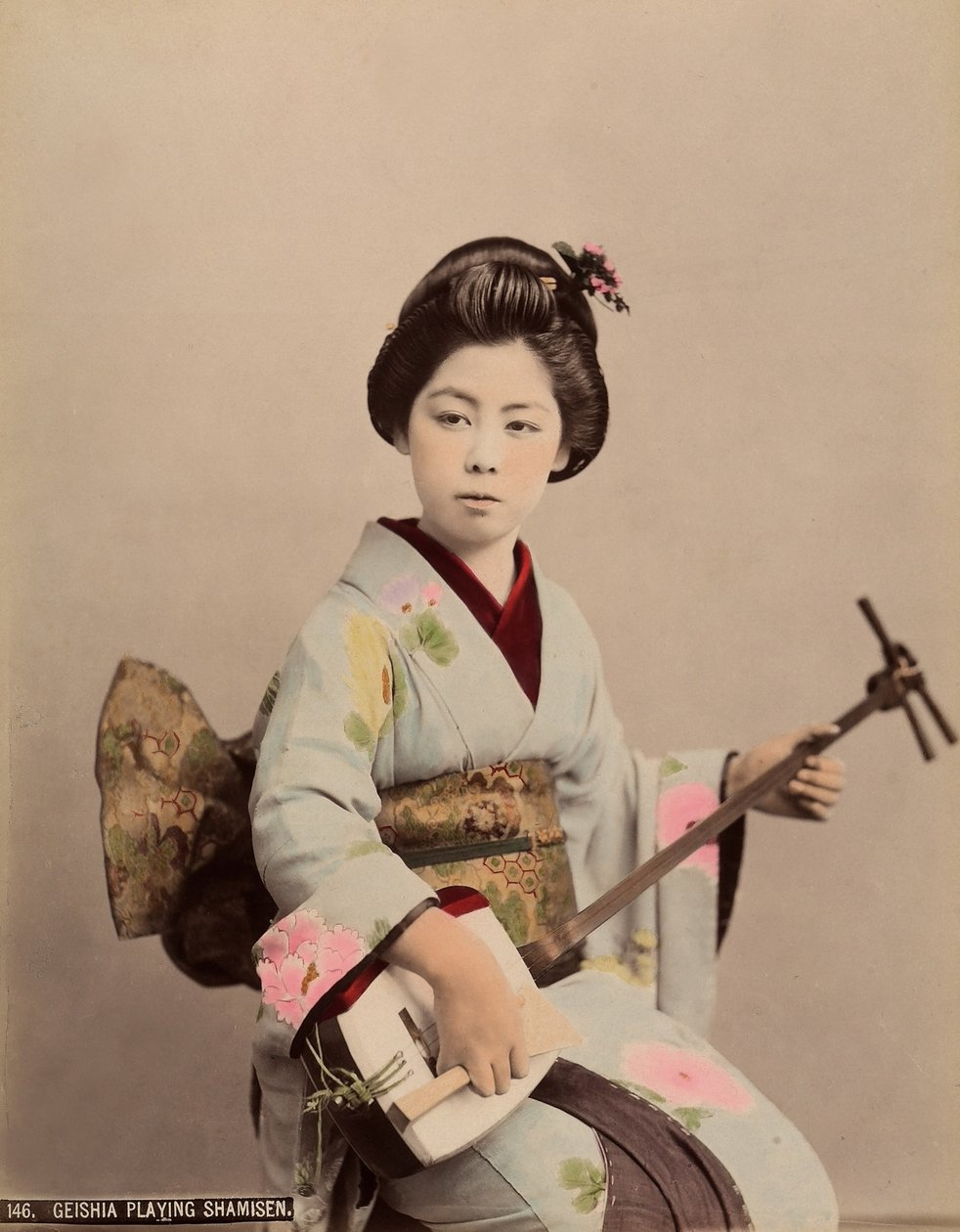 Shamisen oynayan bir geyşanın portresi, 1890 dolayları (renkli fotoğraf) by Japanese Photographer
