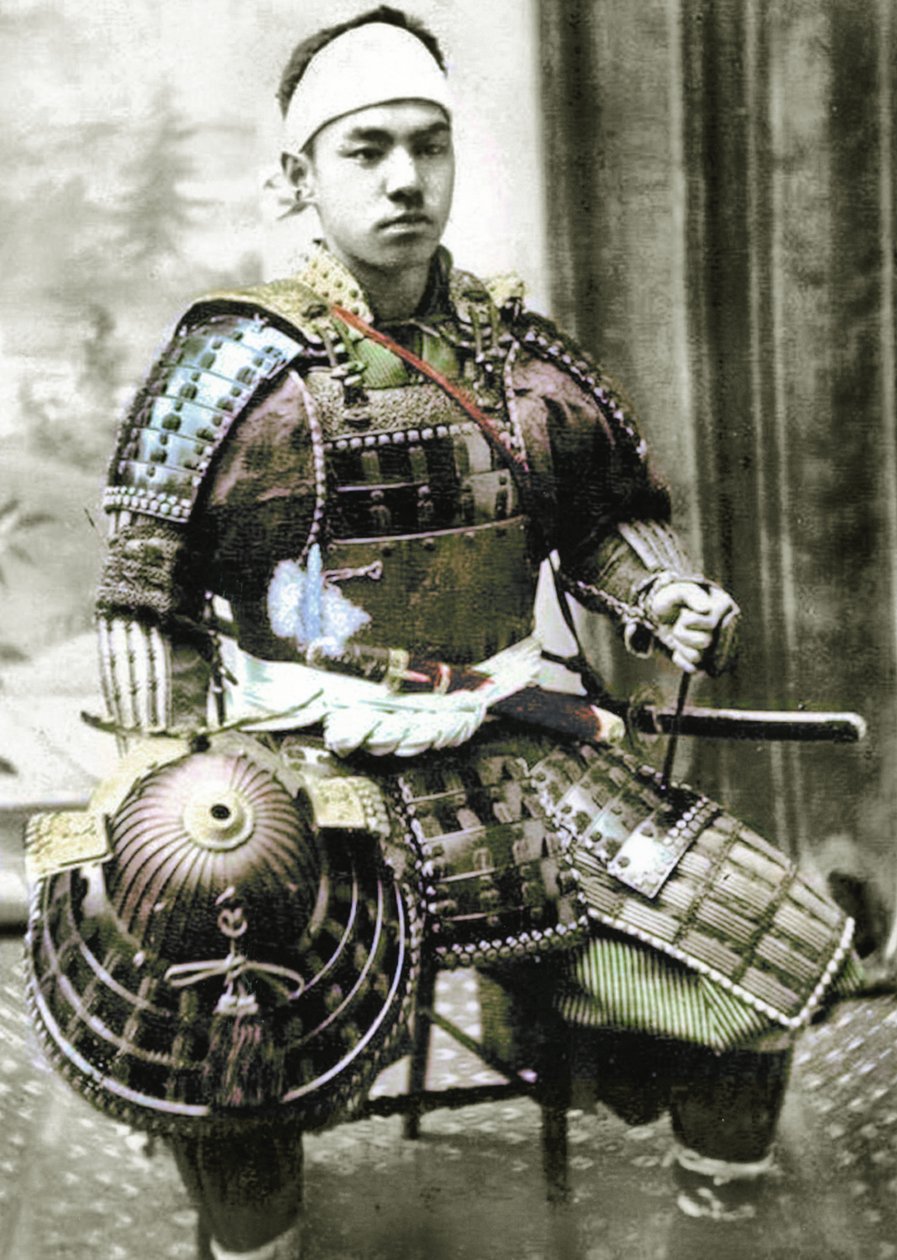 Tüm vücut zırhıyla donanmış Eski Japonya Samurayları, 1880 dolayları (el rengi albümen fotoğraf) by Japanese Photographer