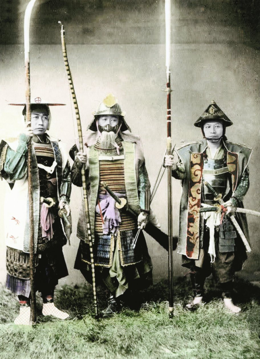 Uzun yay, sırık kolları ve kılıçlarla donanmış Eski Japonya Samurayları, 1883 (el renkli albümen fotoğraf) by Japanese Photographer
