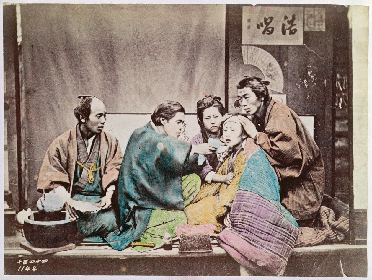 Geleneksel tıp sahnesi, 1880 dolayları (renkli fotoğraf) by Japanese Photographer