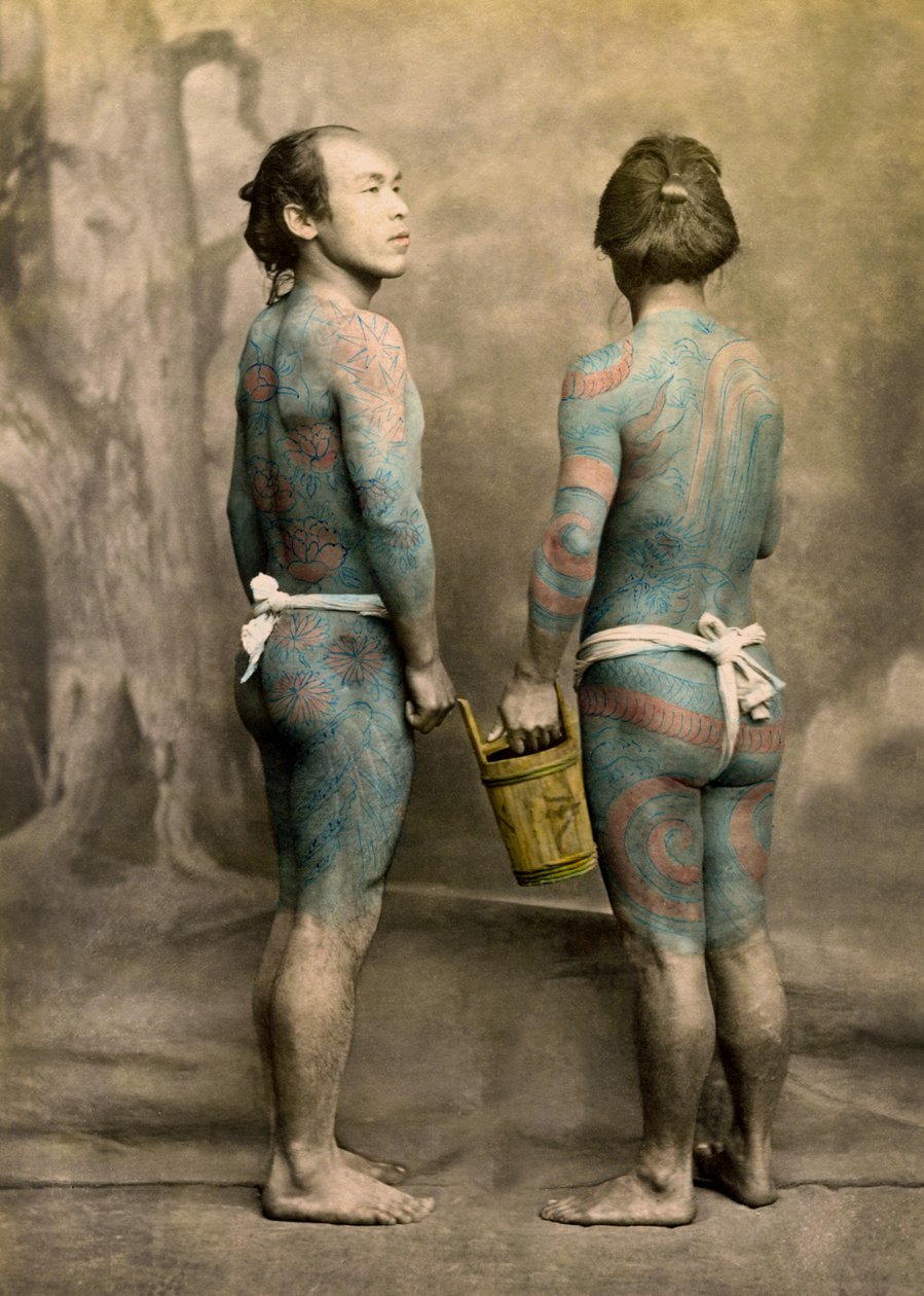 Geleneksel Japon Irezumi dövmeli iki adam, 1880 dolayları (el renkli albümen fotoğrafı) by Japanese Photographer