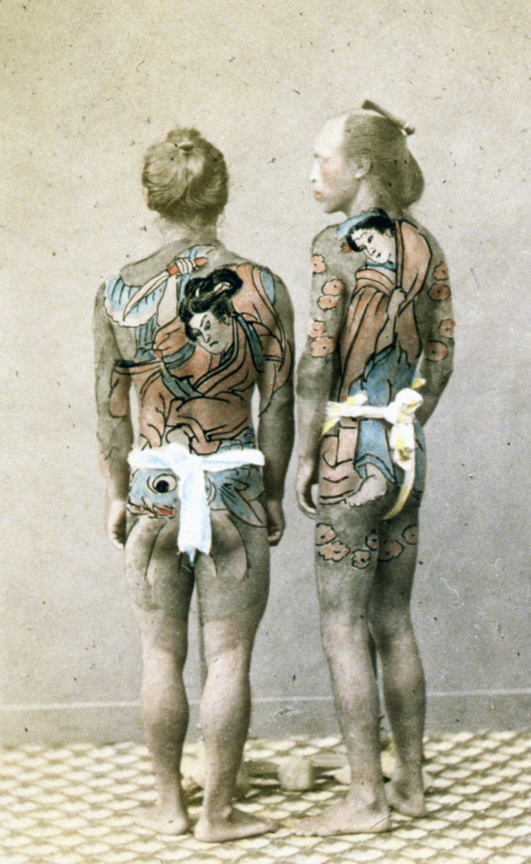 Geleneksel Japon Irezumi dövmeli iki adam, 1880 dolayları (el renkli albümen fotoğrafı) by Japanese Photographer