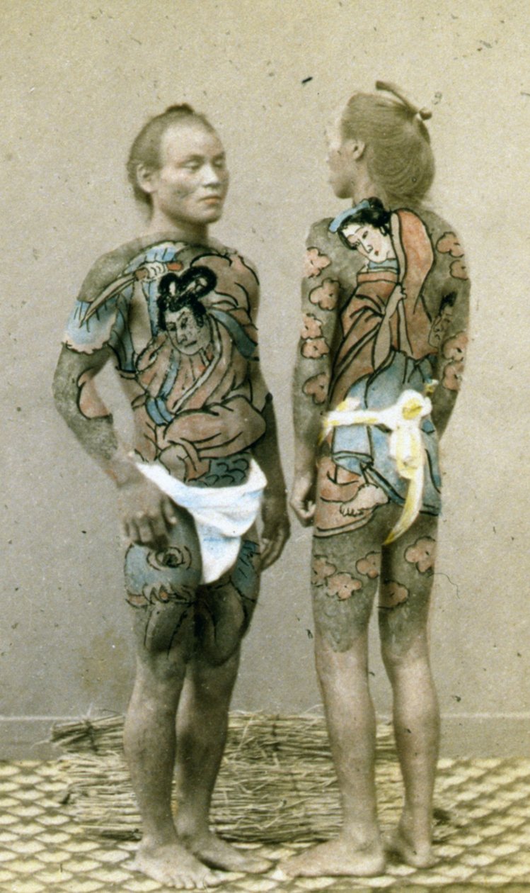 Geleneksel Japon Irezumi dövmeli iki adam, 1880 dolayları (el renkli albümen fotoğrafı) by Japanese Photographer
