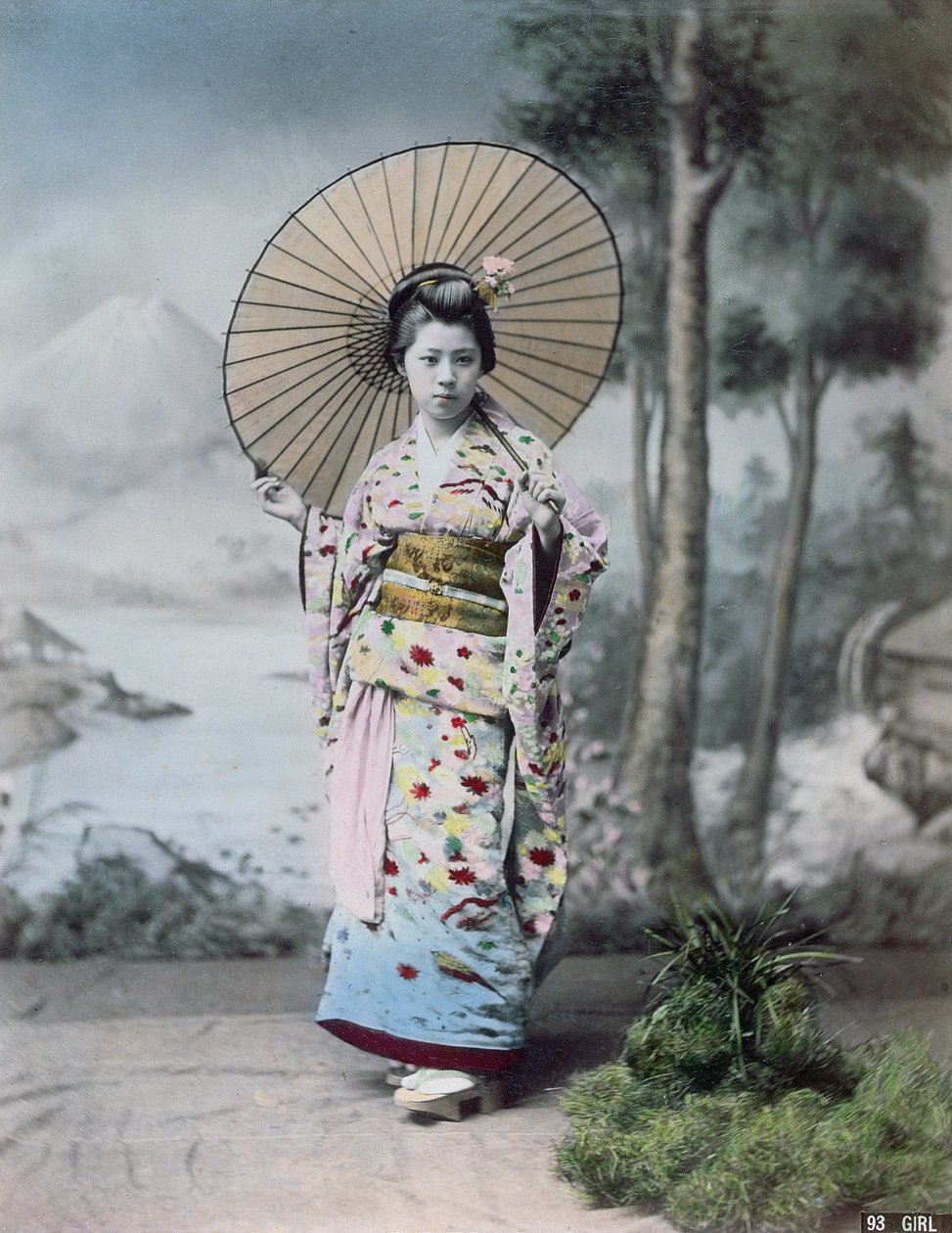 Kimonolu ve şemsiyeli genç Japon kız, arka planda Fuji Dağı, 1900 dolayları (renkli fotoğraf) by Japanese Photographer