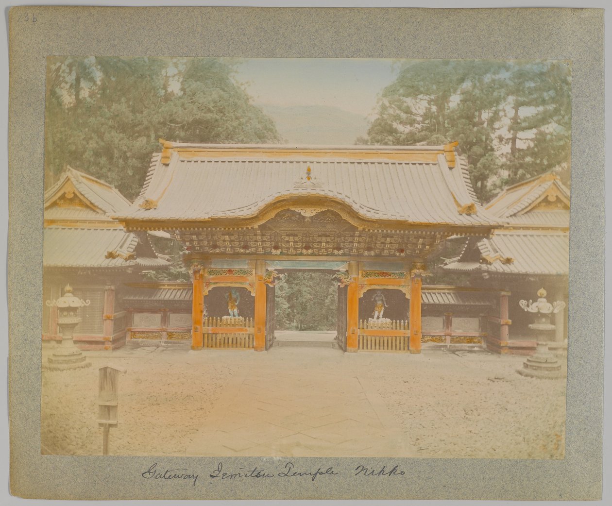 Jemitsu Tapınağı Geçidi, Nikko, Japonya (el boyaması s/b fotoğraf) by Japanese Photographer