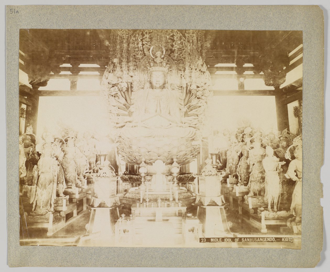 Idol, Sanjusangendo, Kyoto, Japonya (s/b fotoğraf) by Japanese Photographer