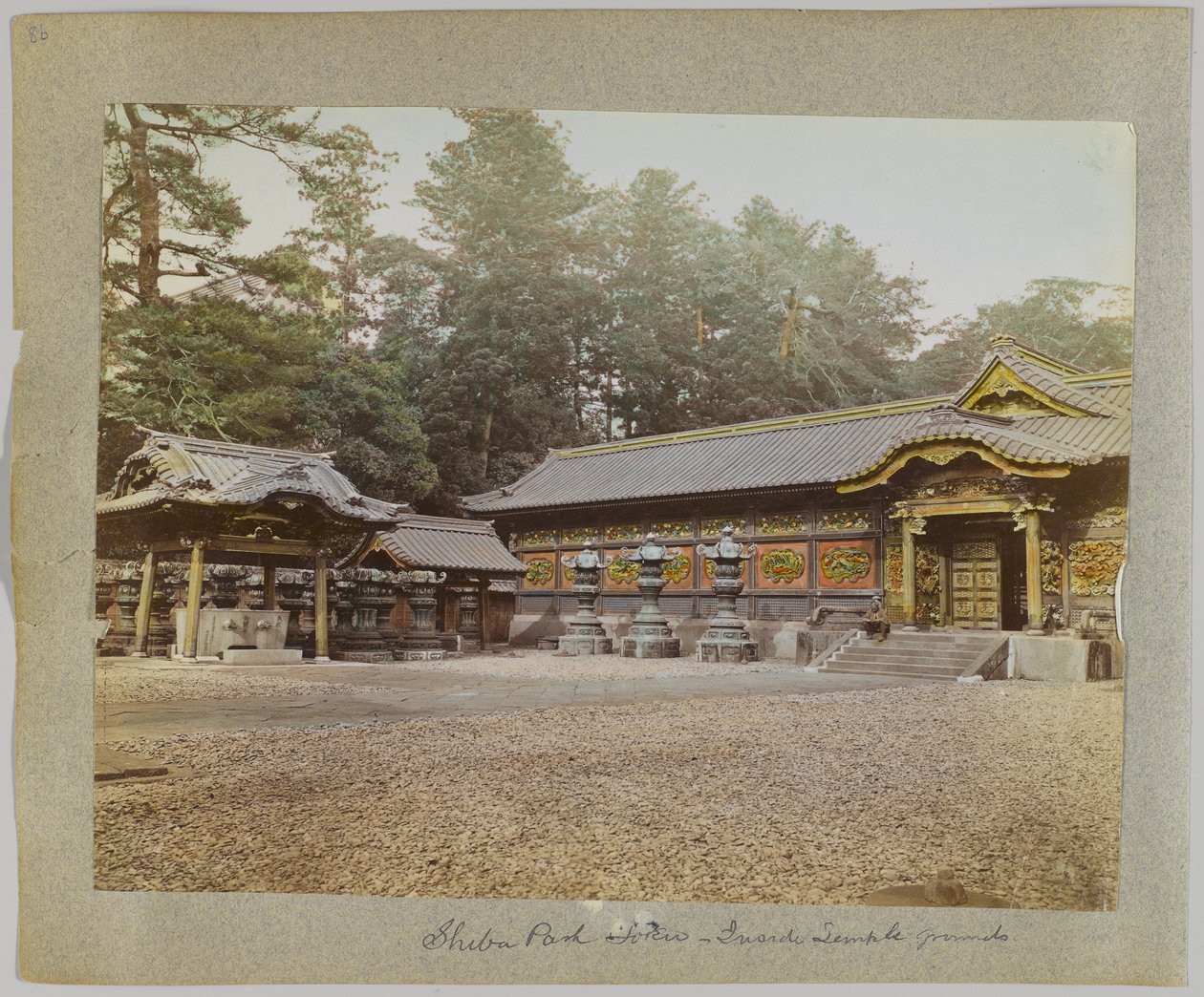 Temple Grounds'un içinde, Shiba Park, Tokyo, Japonya (el boyaması s/b fotoğraf) by Japanese Photographer