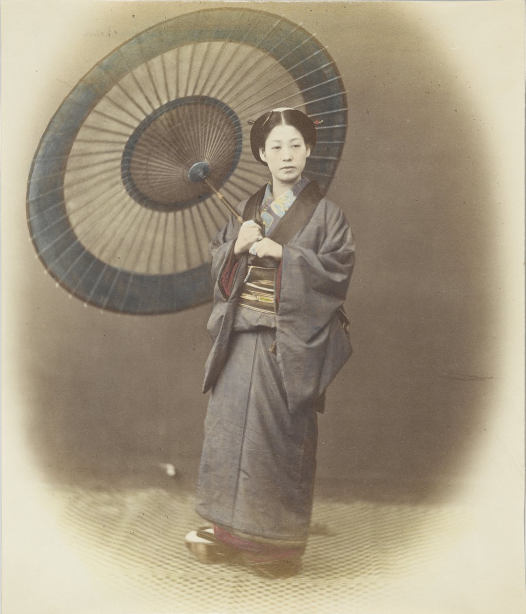 Şemsiyeli Japon kadın (el boyaması s/b fotoğraf) by Japanese Photographer