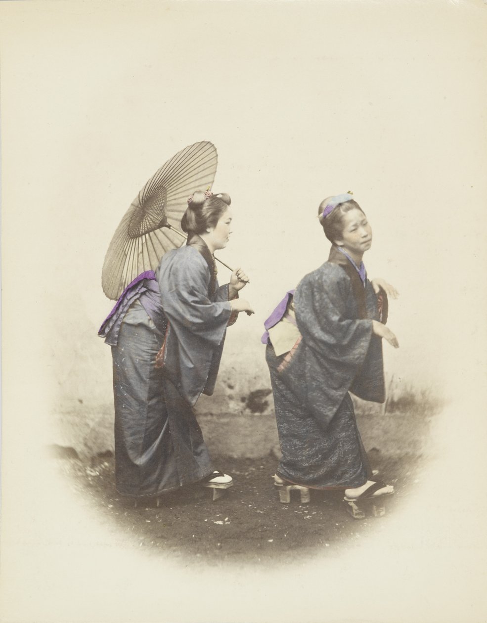 Geleneksel giysili Japon kadınları (el ile renklendirilmiş s/b fotoğraf) by Japanese Photographer