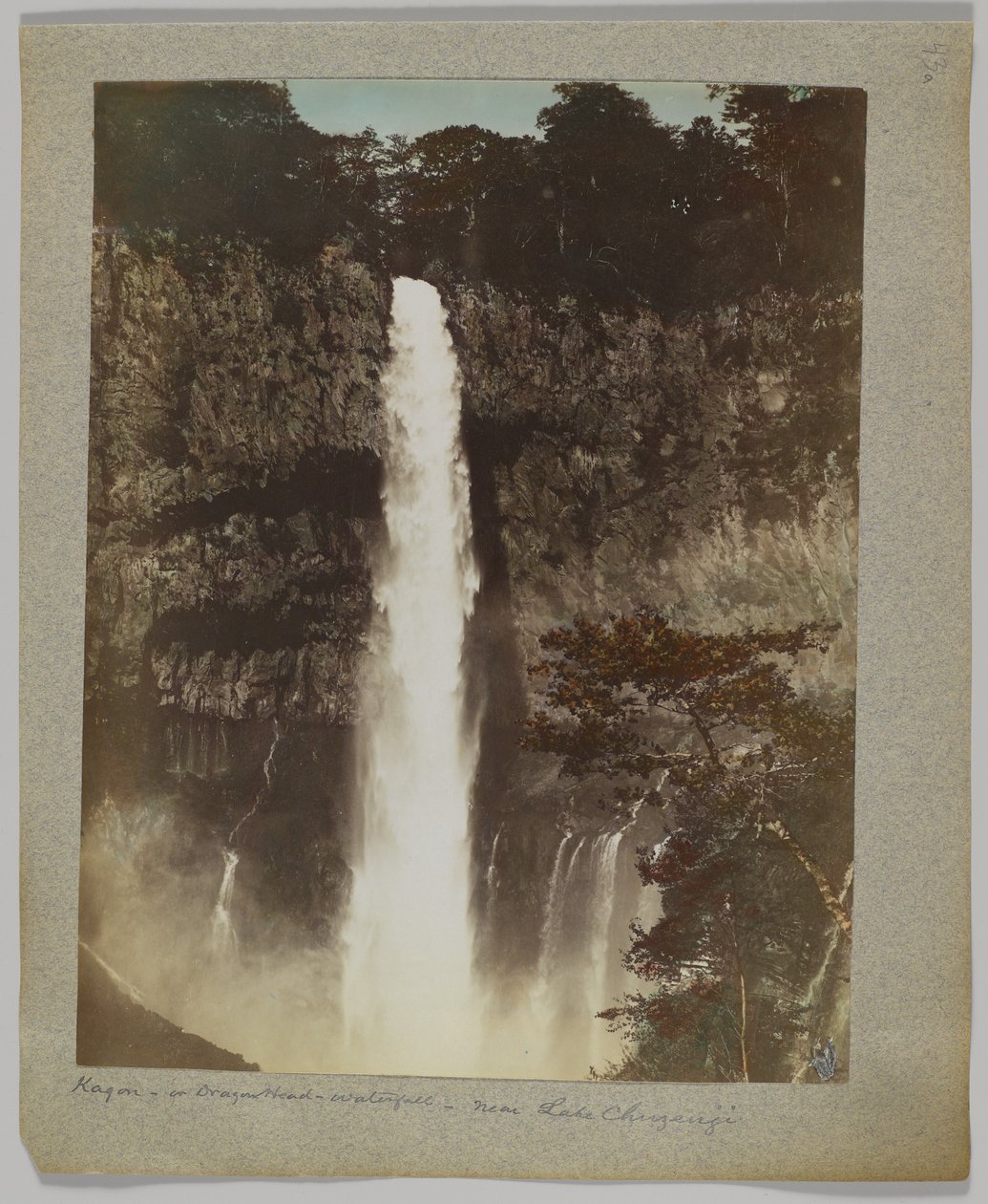 Kegon Şelalesi, Chuzenji Gölü, Nikko, Japonya (el boyaması s/b fotoğraf) by Japanese Photographer