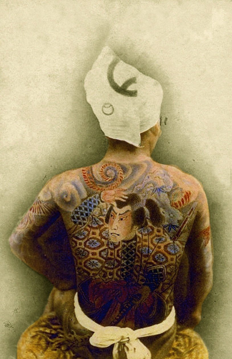 Geleneksel Japon Irezumi dövmeli adam, 1880 dolayları (el renkli albümen fotoğrafı) by Japanese Photographer