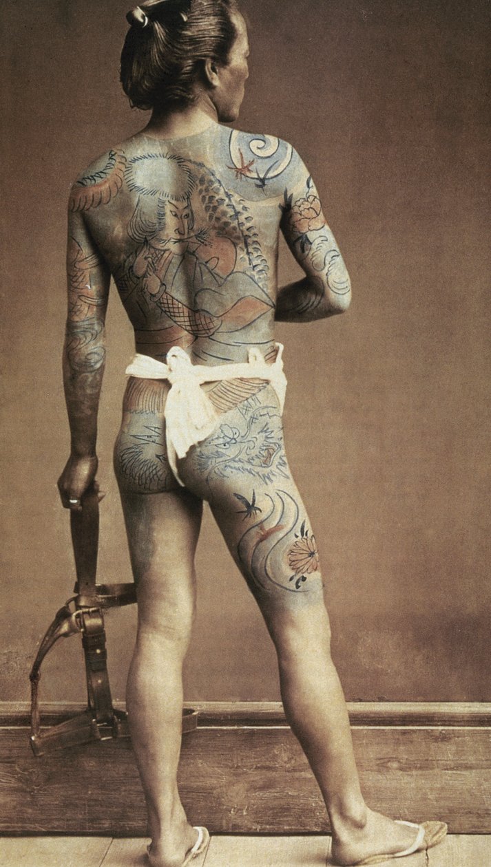 Özel Japon dövmesi olan adam. Albüm fotoğrafı, elle boyanmış. 1880 civarında by Japanese Photographer