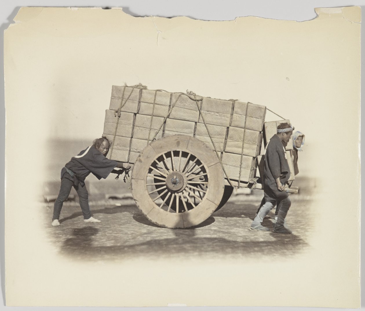 Arabayı çeken adamlar (el ile boyanmış s/b fotoğraf) by Japanese Photographer