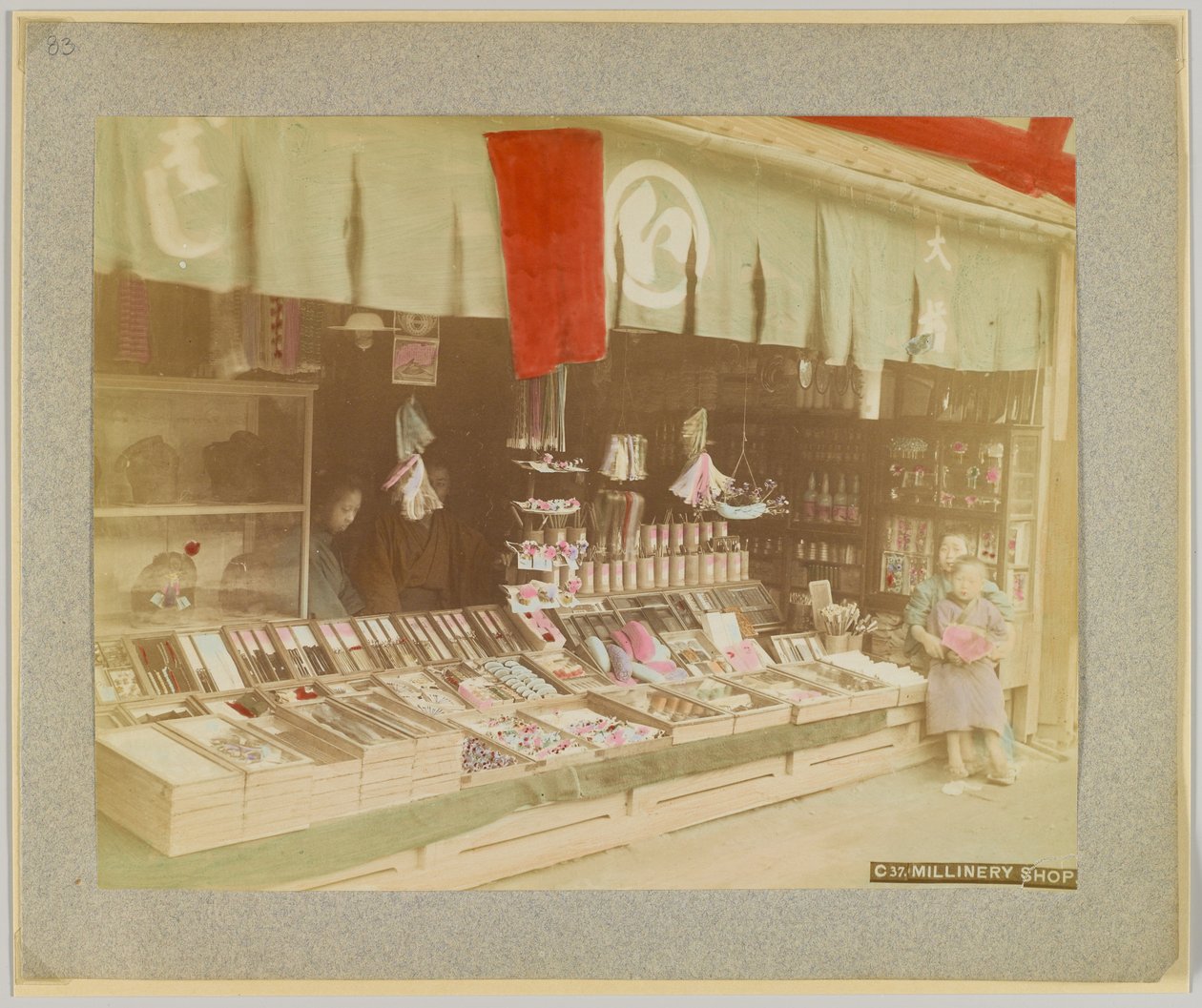 Tuhafiye dükkanı, Japonya (el boyaması s/b fotoğraf) by Japanese Photographer