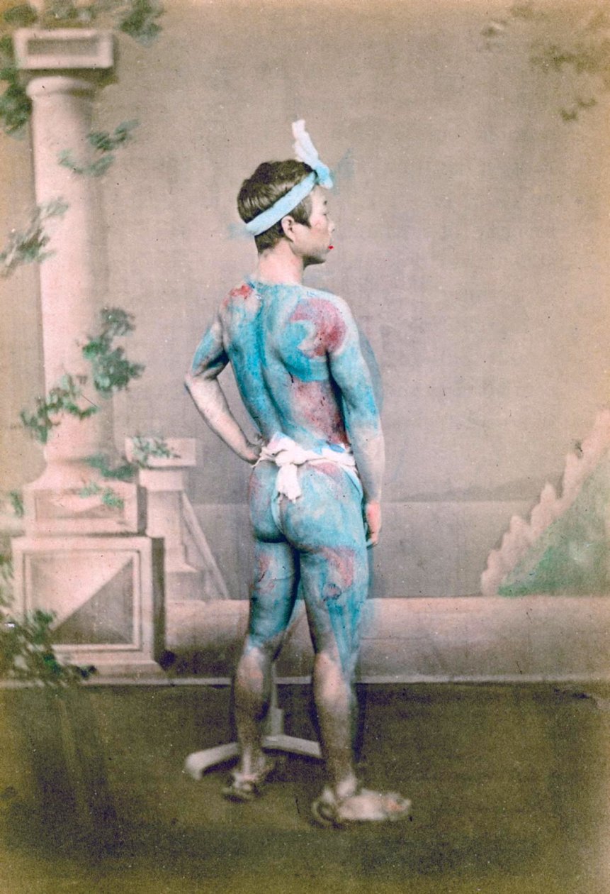 Geleneksel Japon Irezumi dövmeleri olan bir Damatın Portresi, c.1882 (el rengi albümen fotoğrafı) by Japanese Photographer