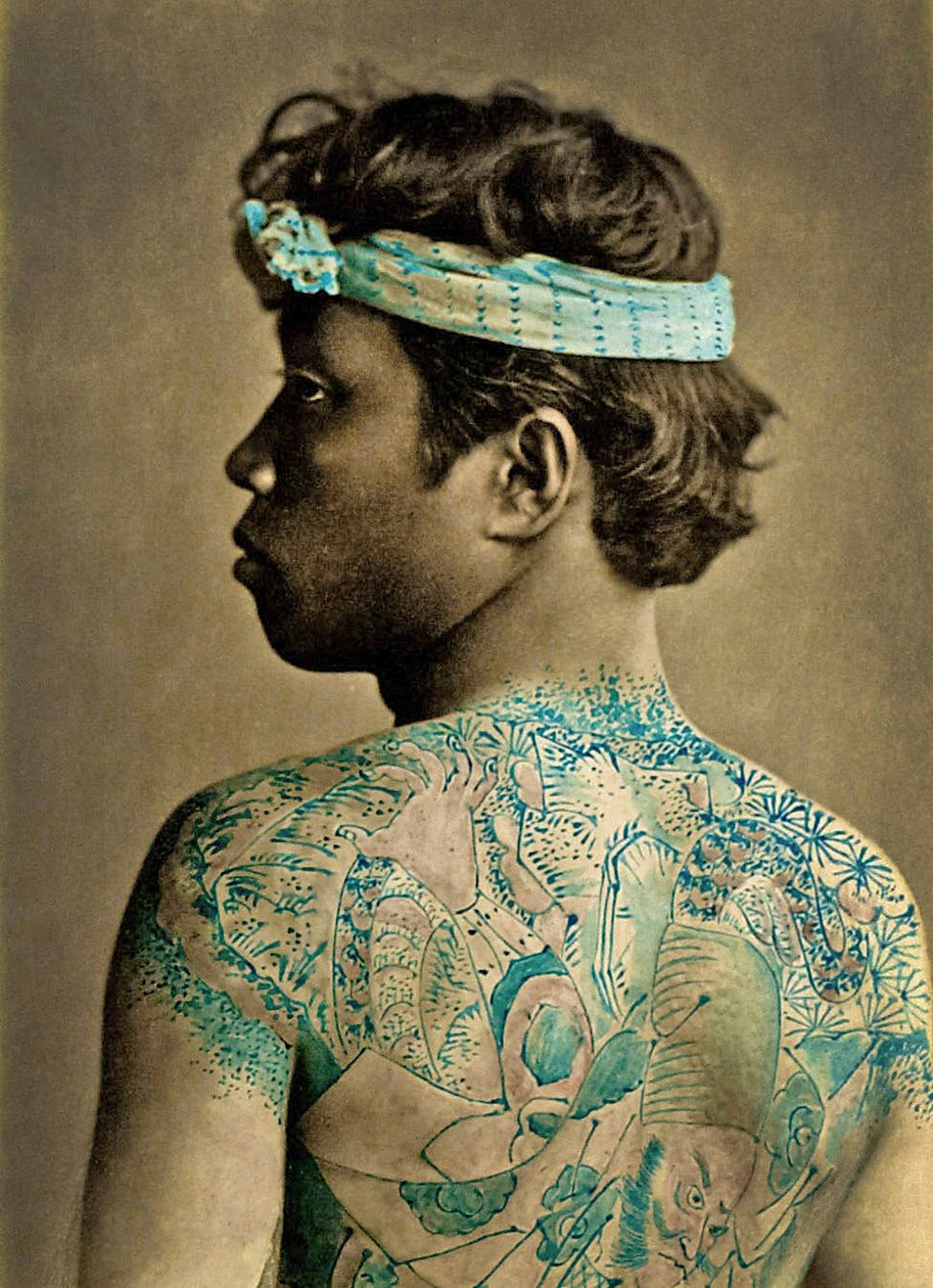 Geleneksel Japon Irezumi dövmelerine sahip bir Adamın Portresi, 1880 dolayları (el rengi albümen fotoğrafı) by Japanese Photographer