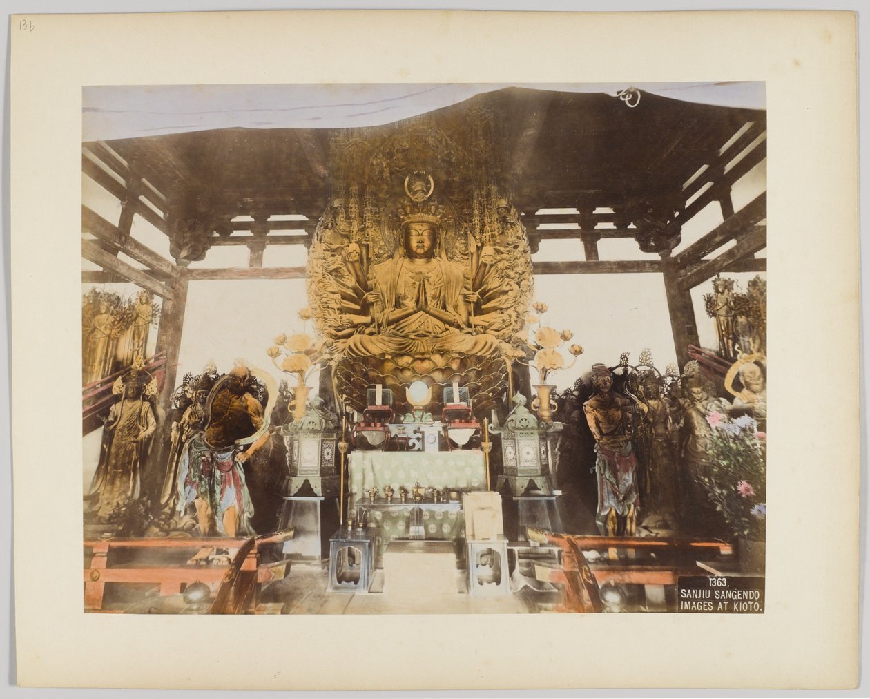 Sanjiu Sangendo görüntüleri Kyoto, Japonya'da (el boyaması s/b fotoğraf) by Japanese Photographer