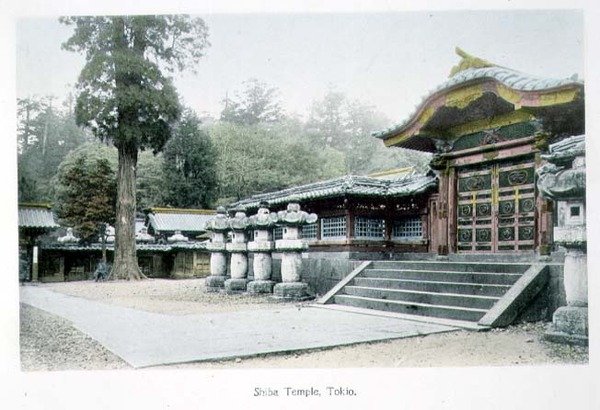 Shiba Tapınağı, Tokyo, 1880 dolayları (kart üzerinde elle renkli albümen baskı) by Japanese Photographer