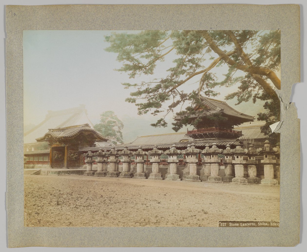 Bir Tapınağın Dışındaki Taş Fenerler, Shiba Park, Tokyo, Japonya (el boyaması s/b fotoğraf) by Japanese Photographer