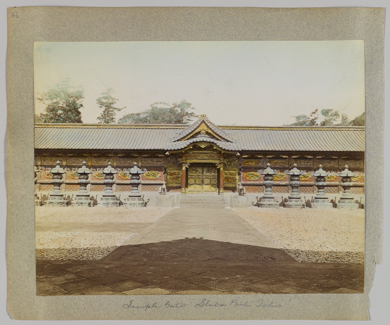 Temple Gate, Shiba Park, Tokyo, Japonya (el boyaması s/b fotoğraf) by Japanese Photographer