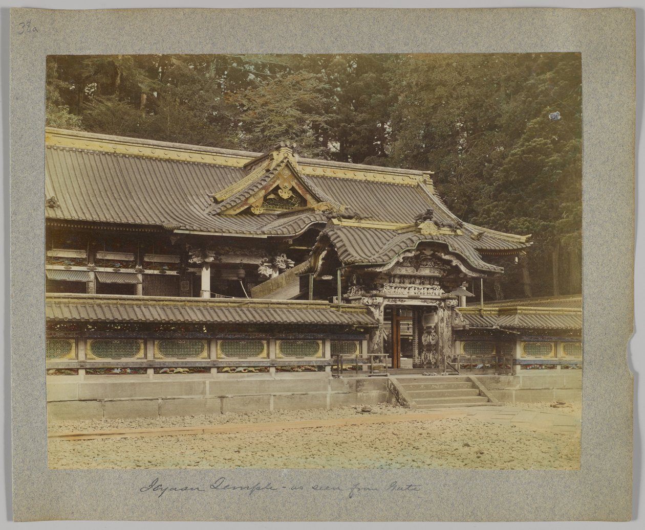 Kapıdan görülen Tōshō-gū, Nikko, Japonya (el boyaması s/b fotoğraf) by Japanese Photographer